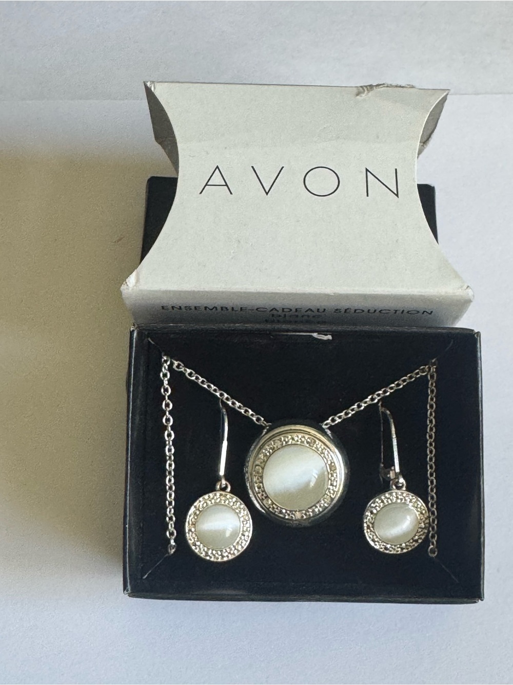 VTG Avon Alluring White Cabochon Pendant Drop Earring Set NIB 2003